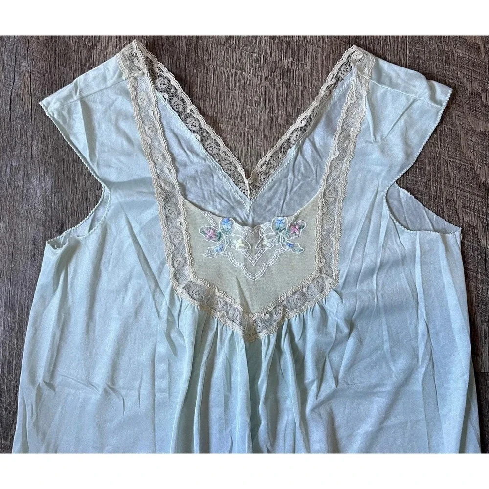 Vintage Light Green Nightgown lace embroidery Size S cottagecore shabby chic